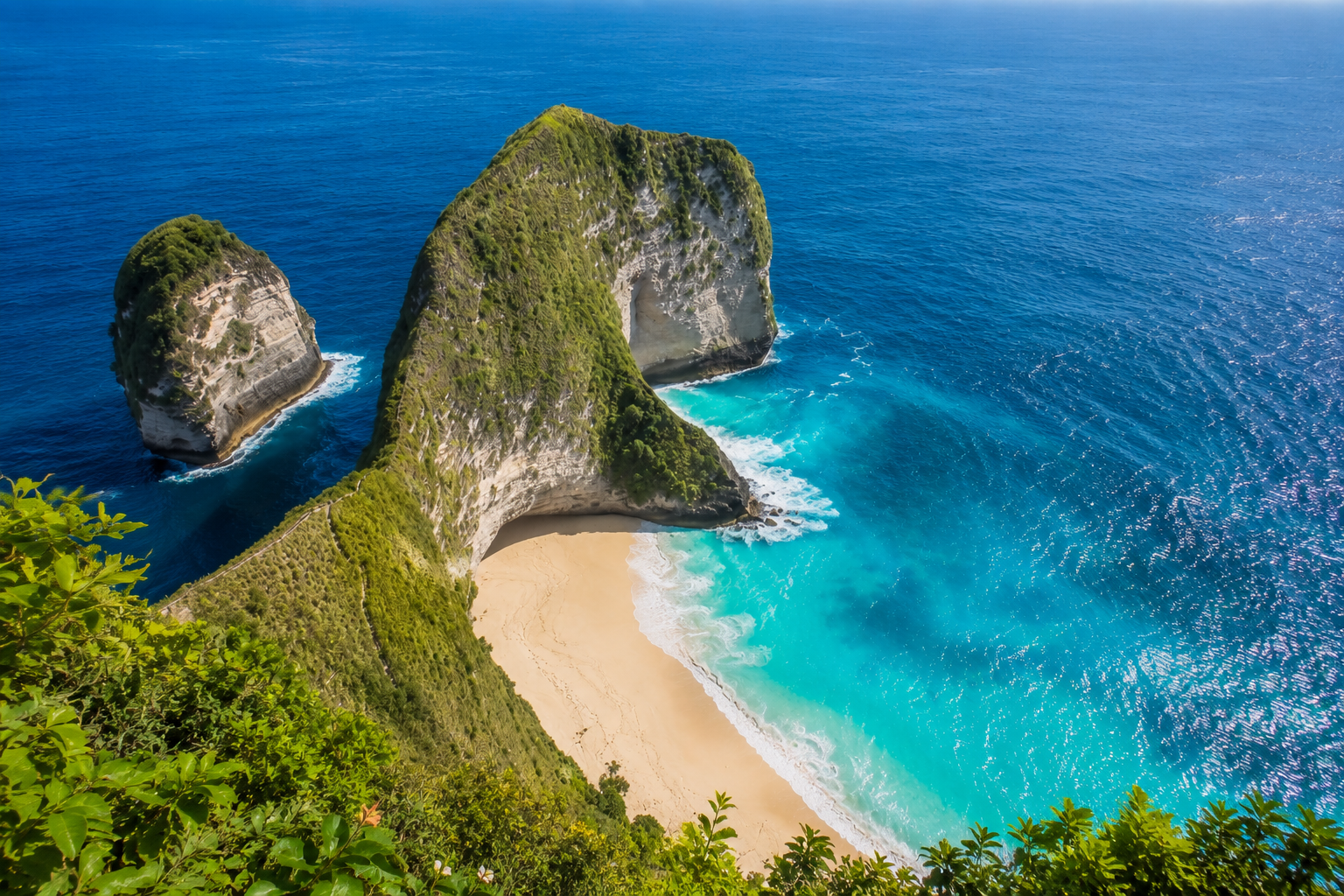 Nusa Penida Combination Tour Kelingking Beach cliff on the Nusa Penida combination tour